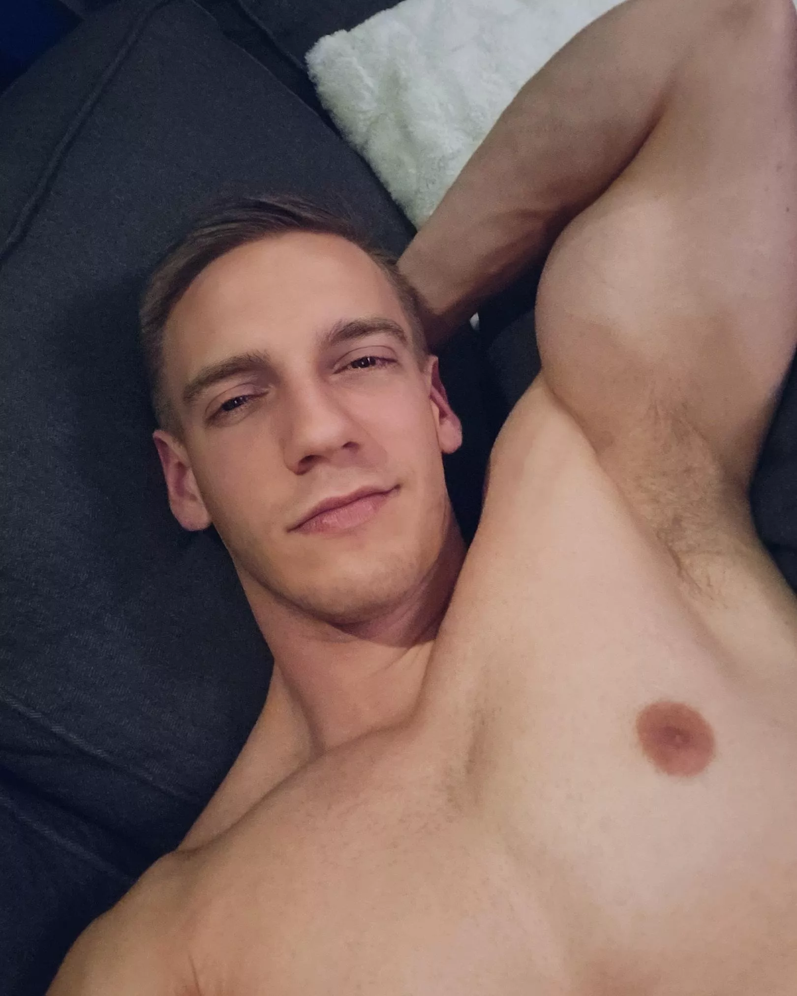 Lips or armpits first 😏👅..?