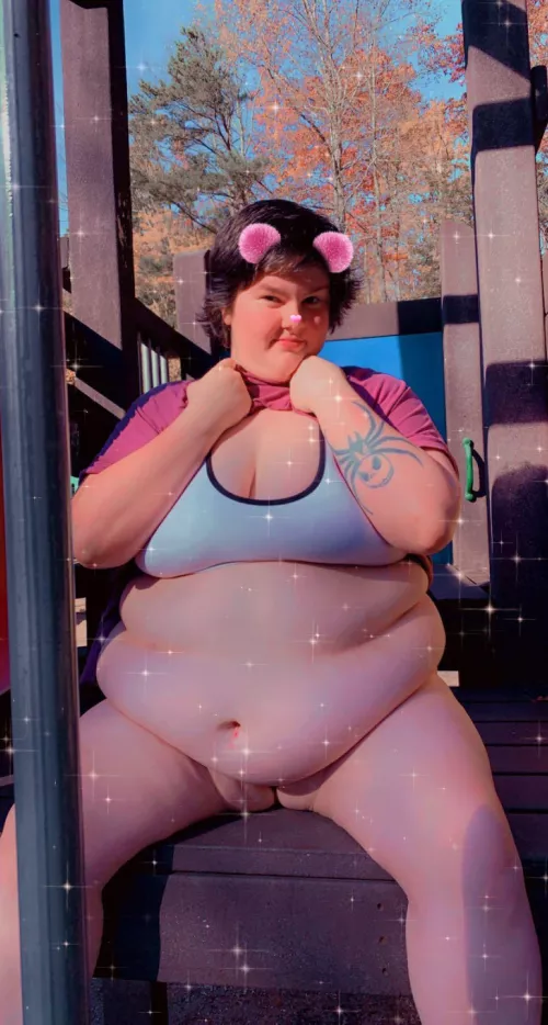 Living that “cute face, chubby waist” life. 🍭🍬💛🤍