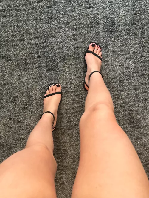 Long legs and tiny feet 🥰