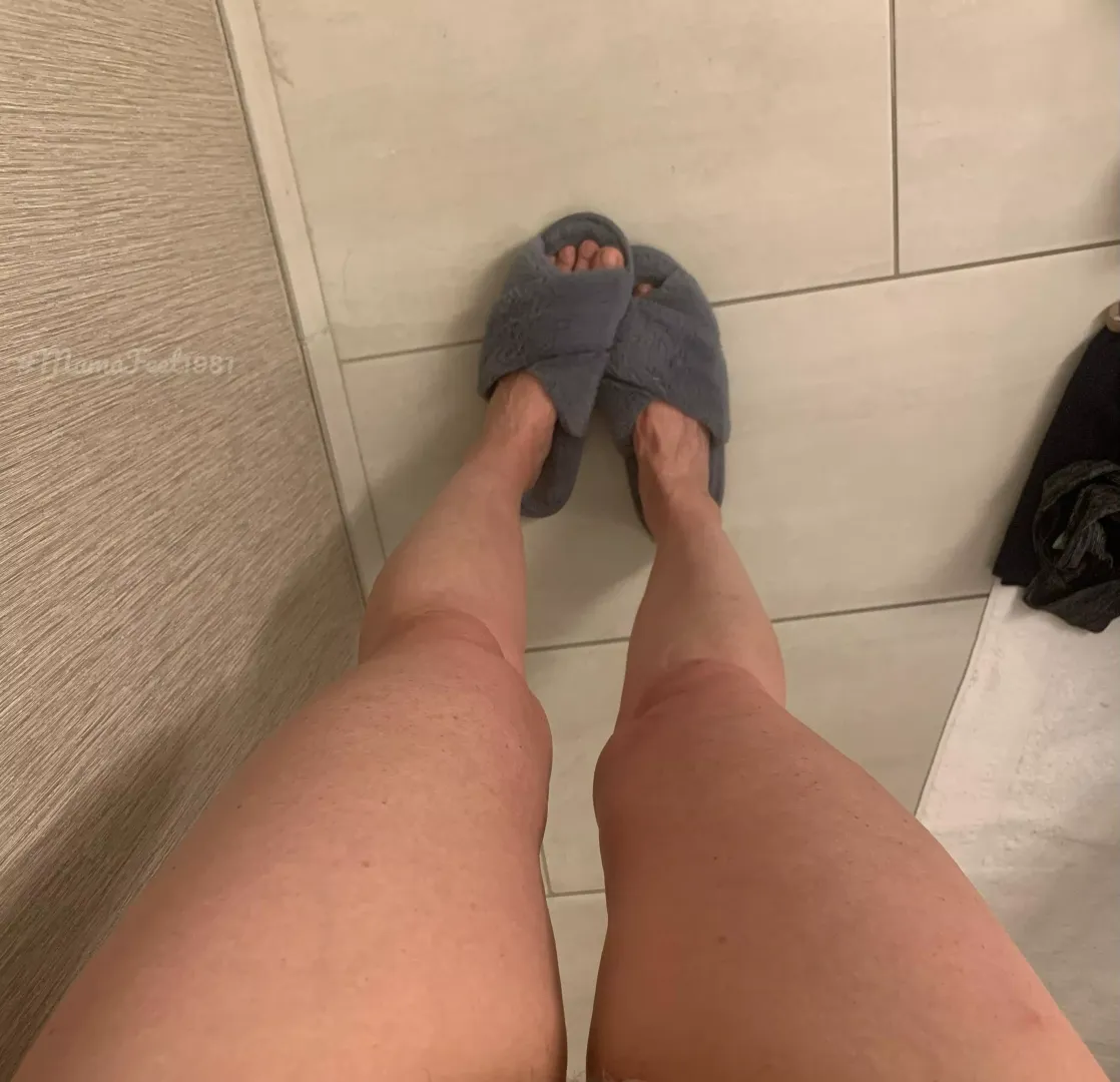 Long legs + slippers. Any takers?