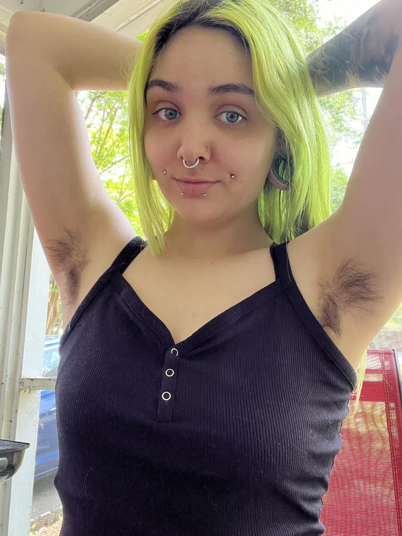 Look at all that wet hair 💦