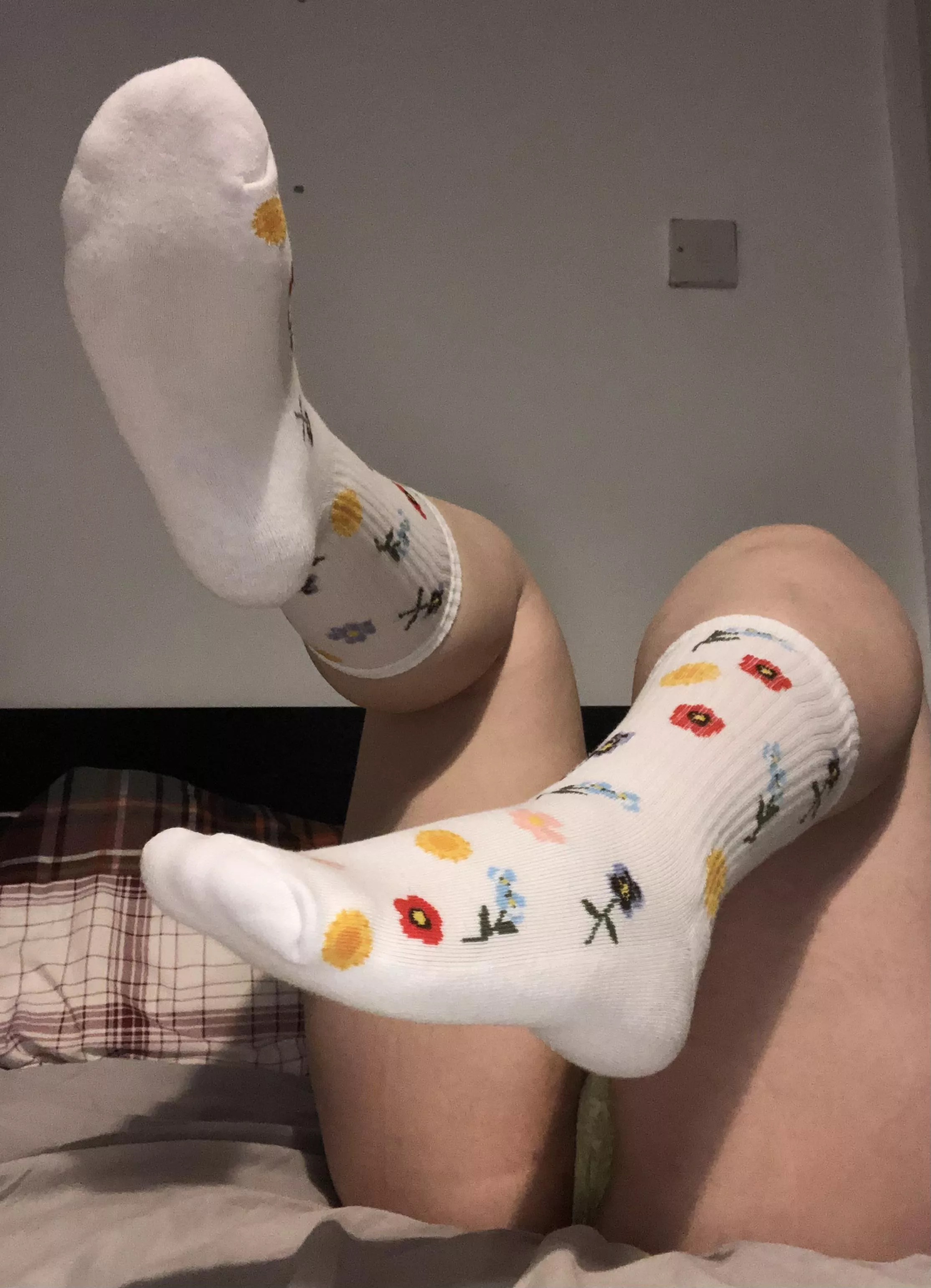 look how pretty my feet look in my new socks! do you like them too?☺️🌷