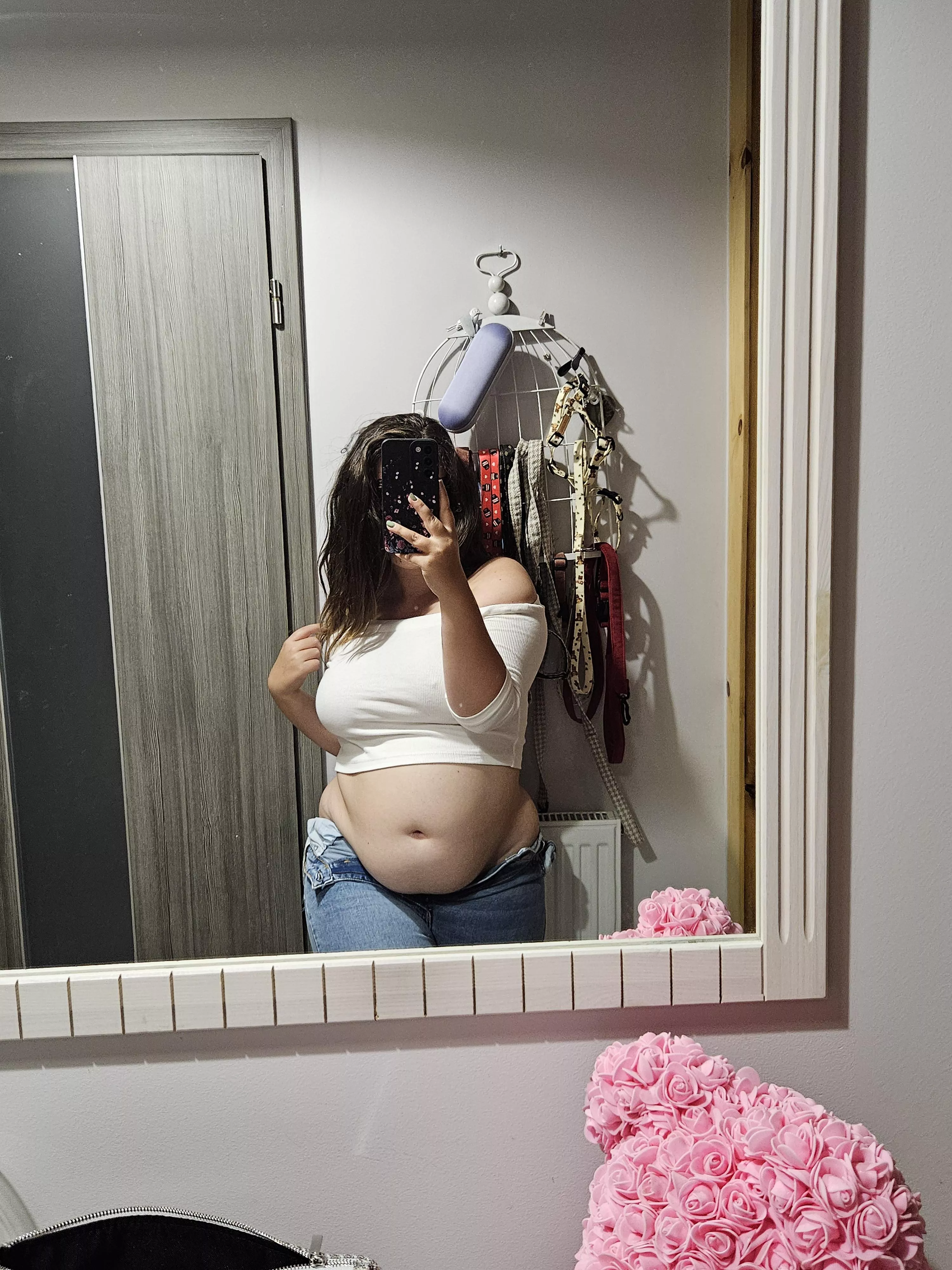 Look how sexy my tummy is spilling out. I can't get these trousers buttoned up anymore.... My belly has grown too much already!!!