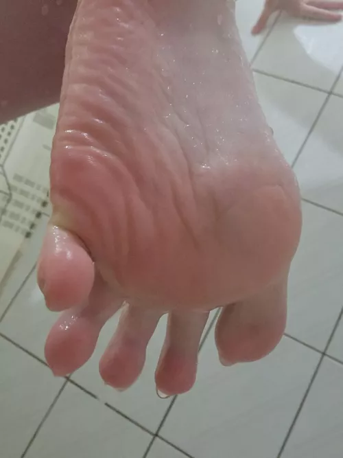 Look how the water drips off my feet