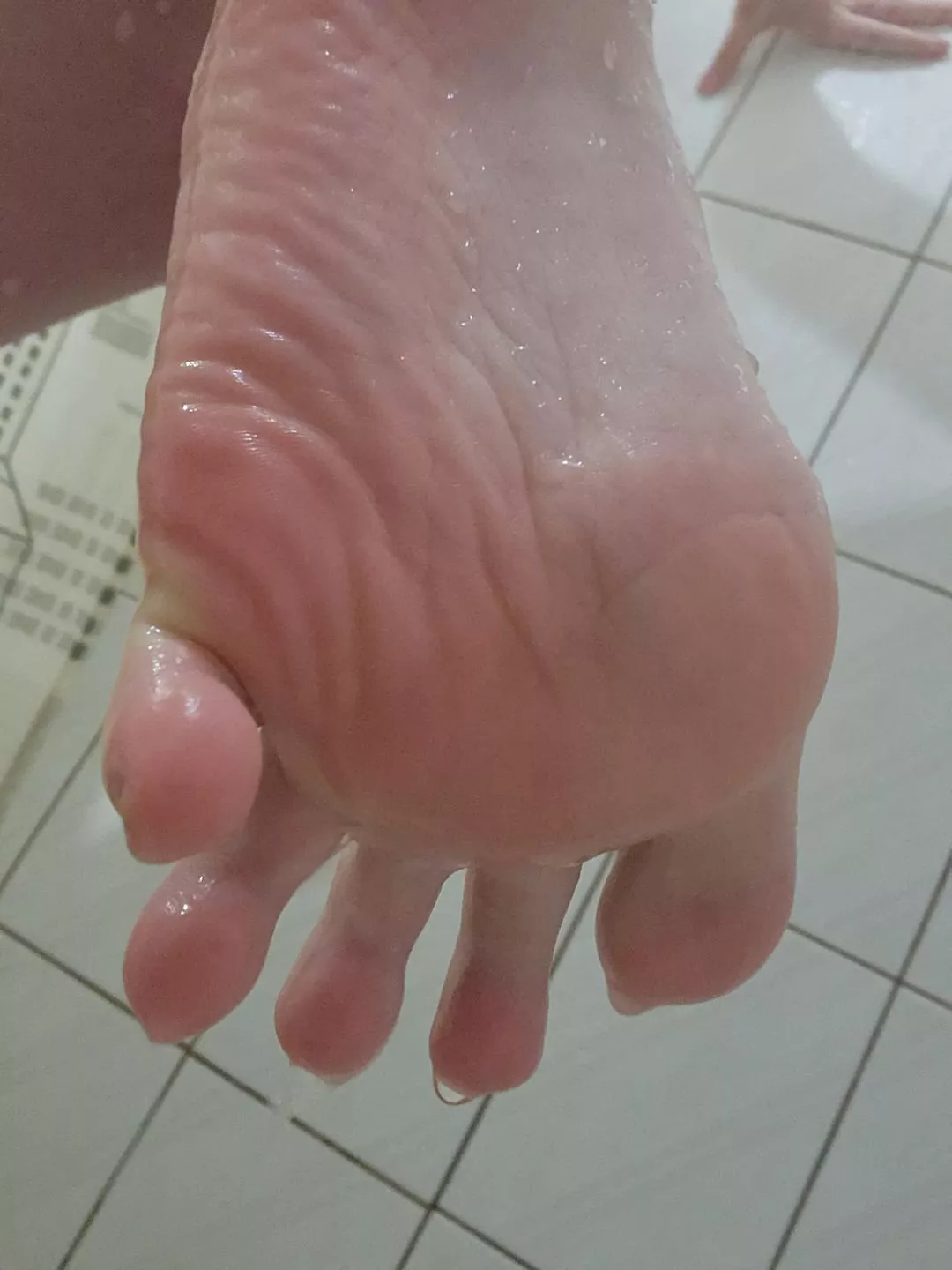 Look how the water drips off my feet