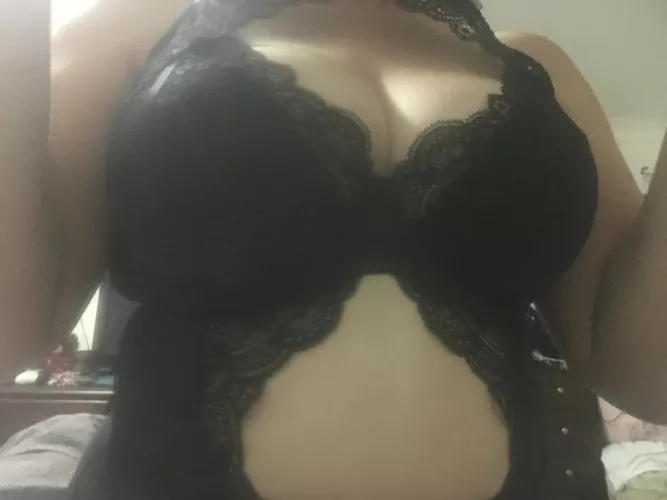 Lookin for an f to message hubby and show him how much better she is while I sit here and wait for him. Then to humiliate me and show me screenshots. Dm me and tell me How much prettier you are in comparison 😍
