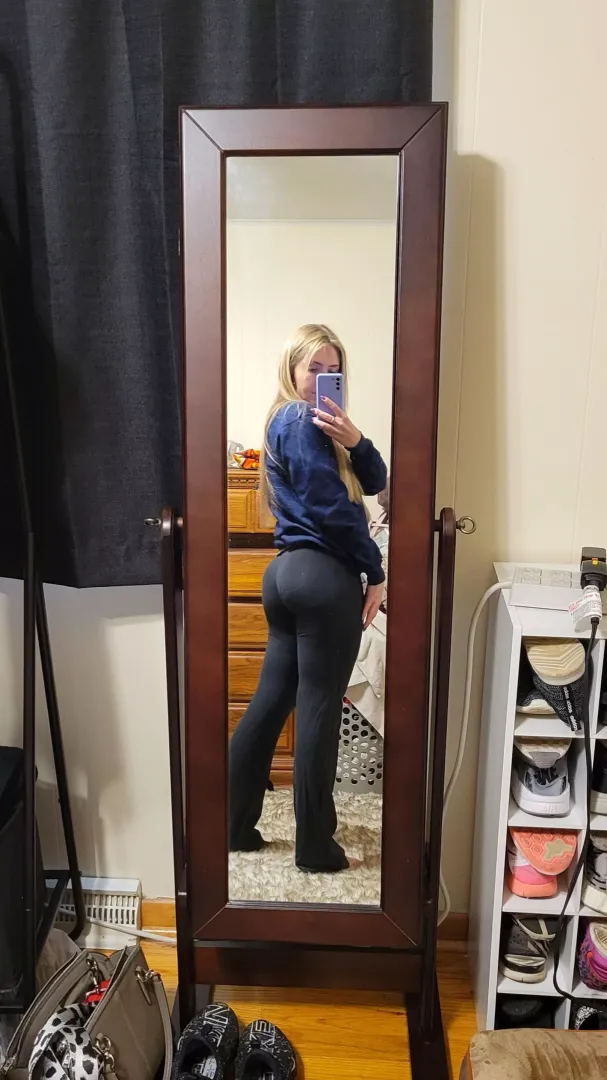Looking so plump in these leggings