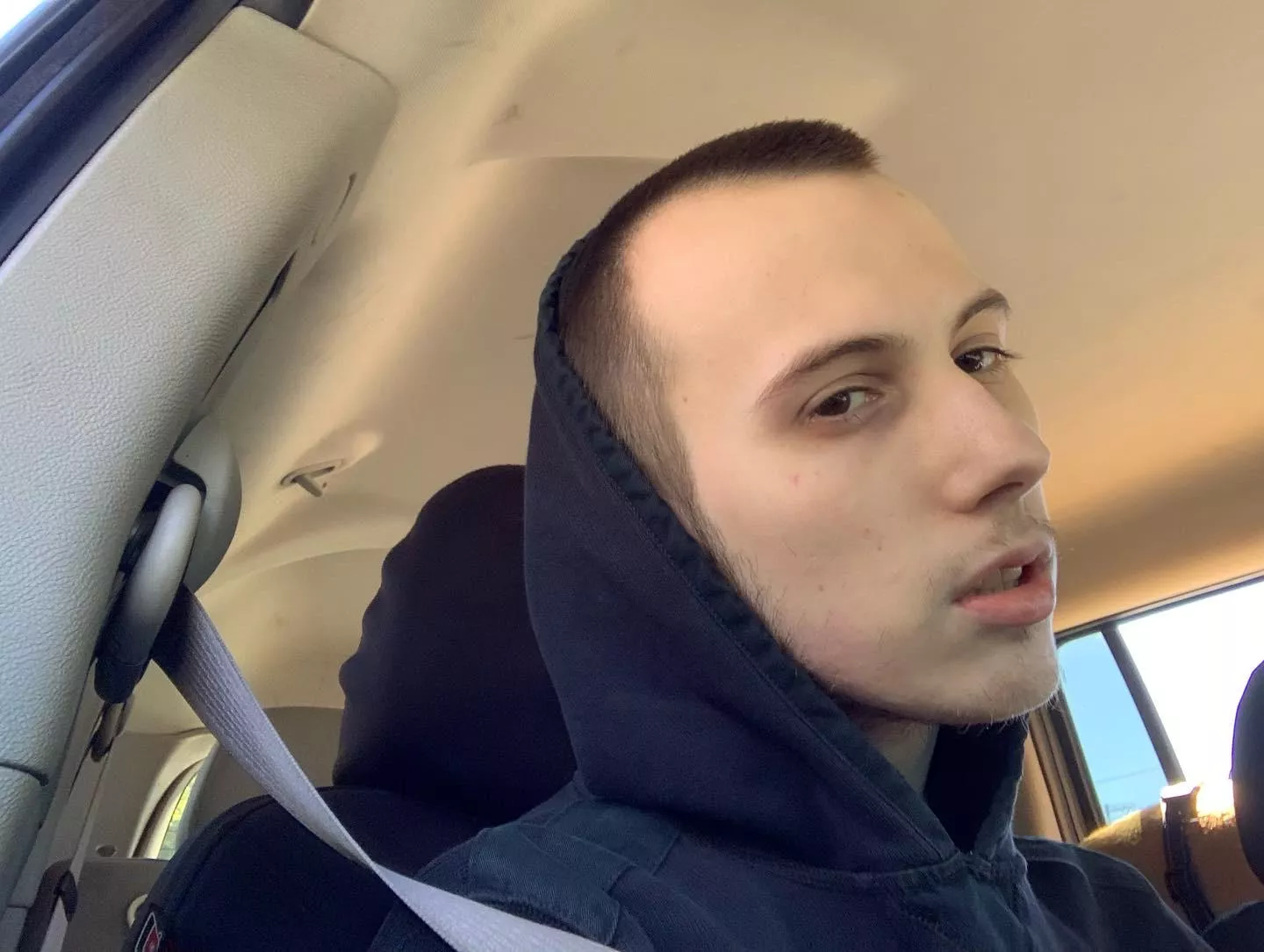 Looking to make new friends on discord / join a new discord server. I play on PC