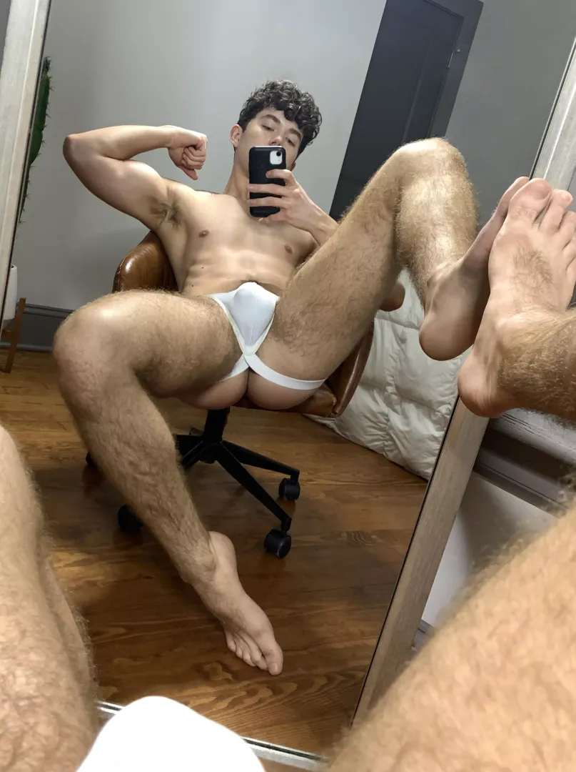 Lots to sniff and lick, which are you doing first? 😈
