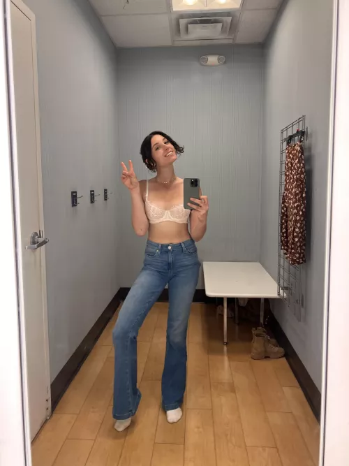 Love a good dressing room mirror selfie 🤍