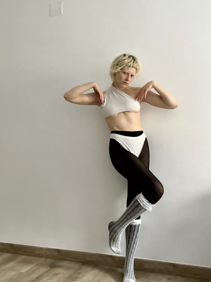 love a good white crop top