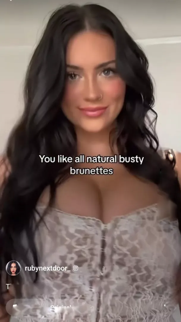 Love busy brunettes
