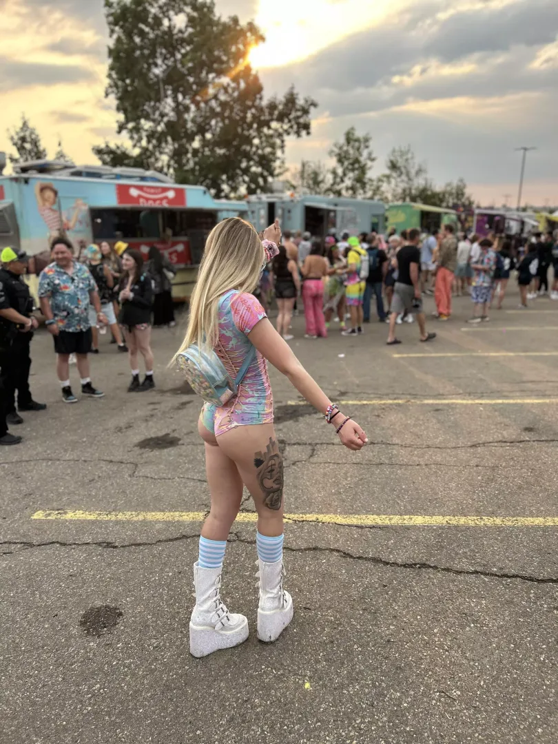 Love having my ass out :P