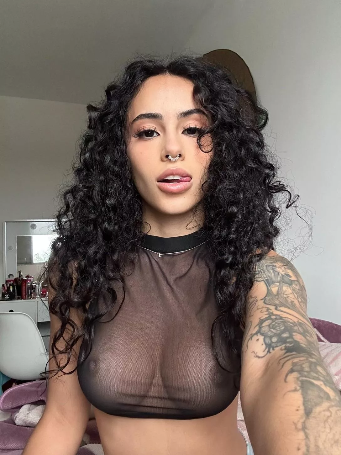 Love her curly hair 