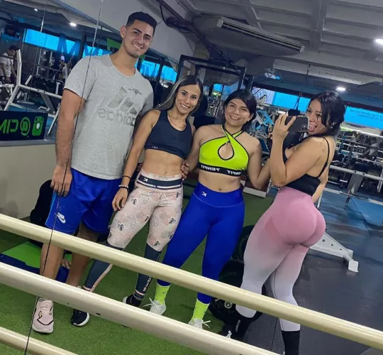 Love how the friend with the fake ass has the urge to show it to the rest