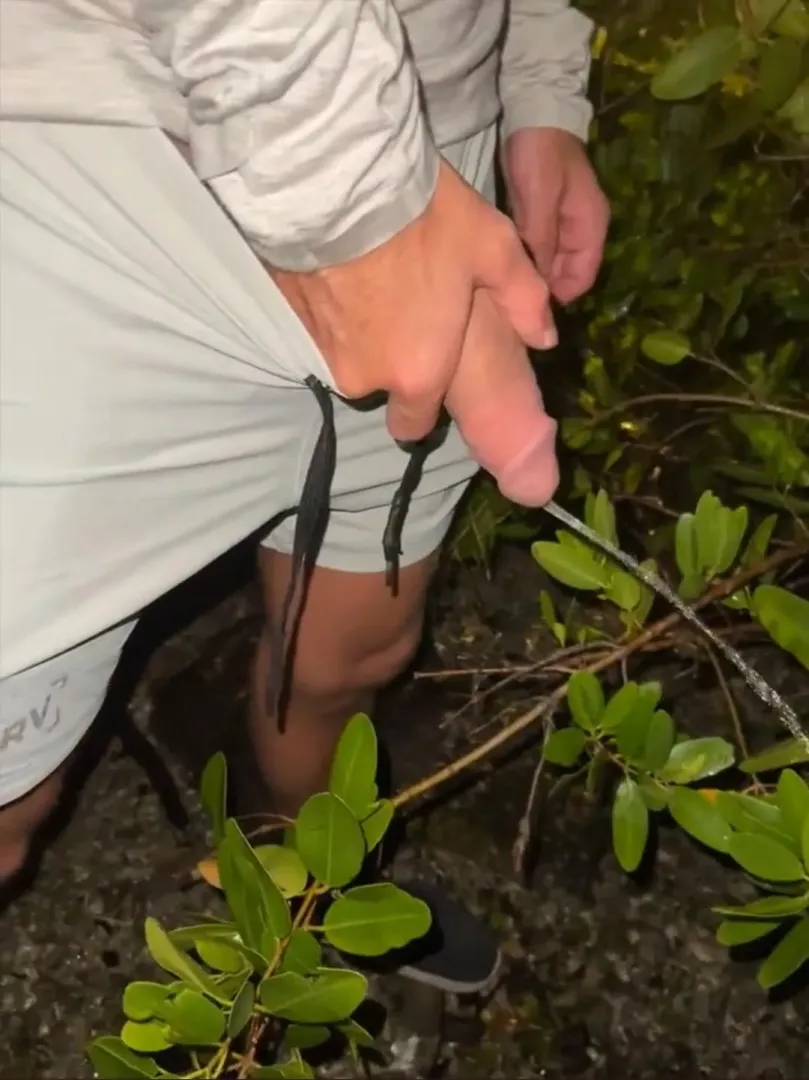 Love peeing outdoors when people are passing by