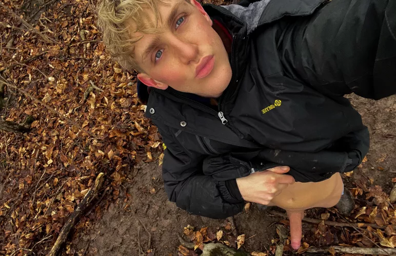 love showing off my hard cock in the woods 🌲