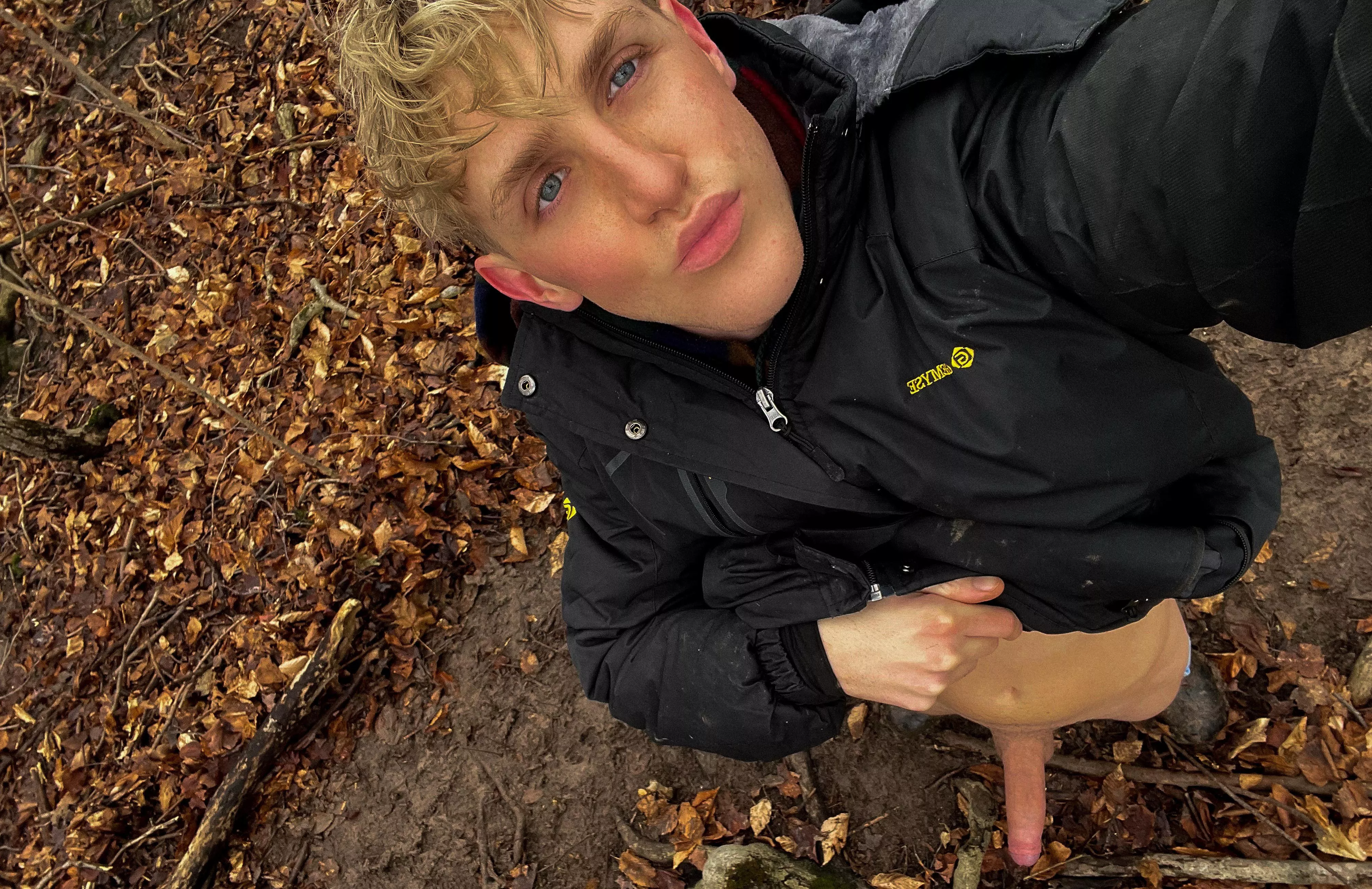 love showing off my hard cock in the woods 🌲