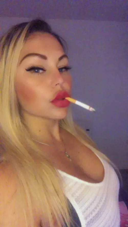 Love smoking my cigarettes 🥰