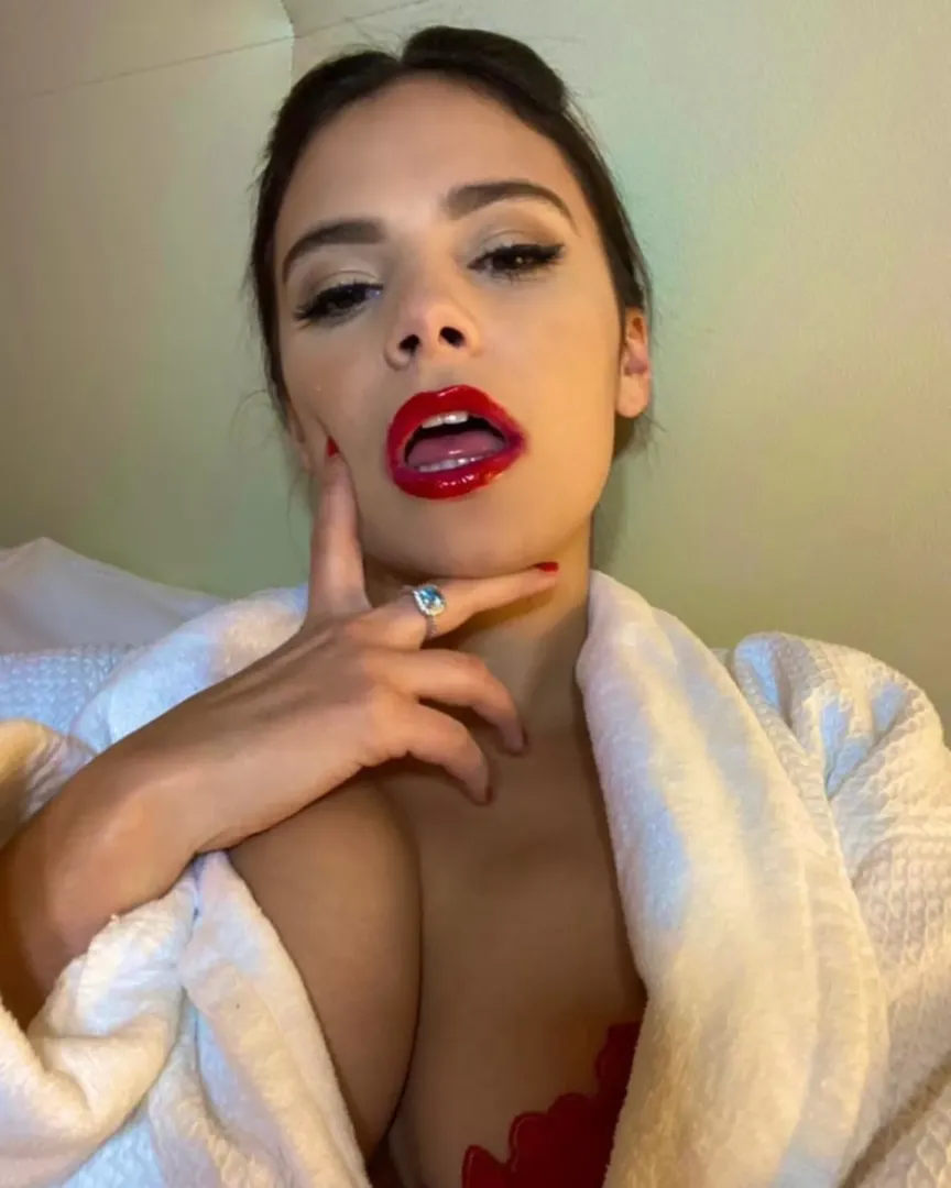 Love the red lipstick 💄 and red nails 💅 look for her. 😍