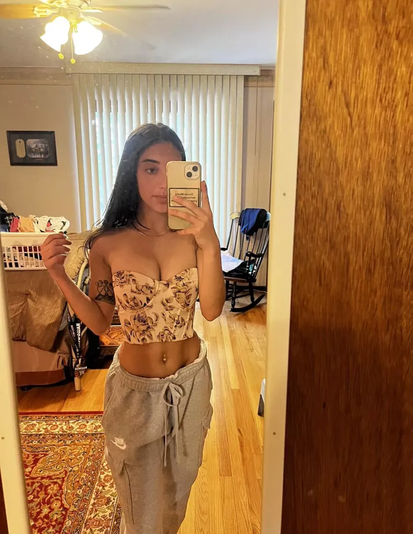 love the way my stomach looks in crop tops