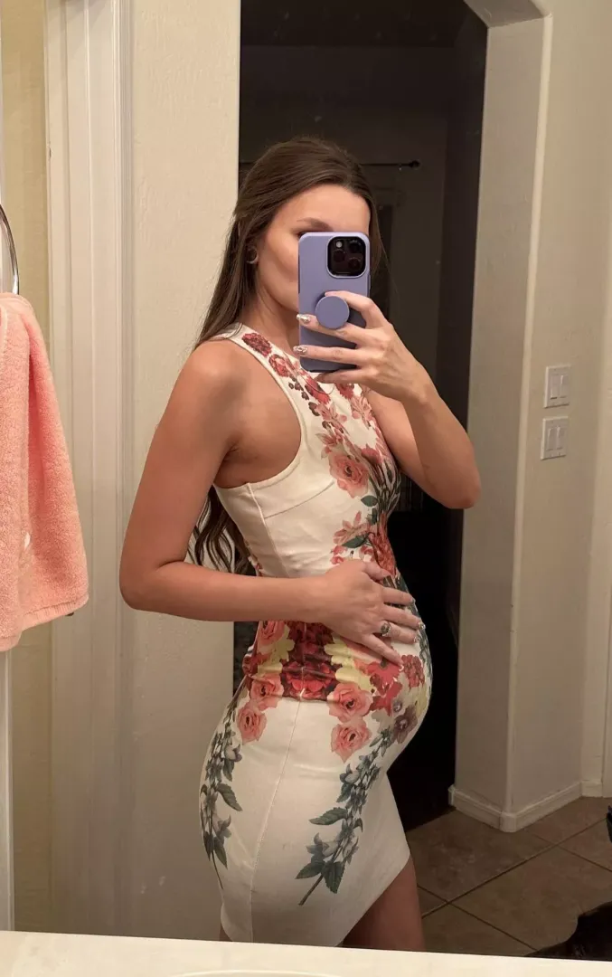 Love this tight dress on my pregnant belly!