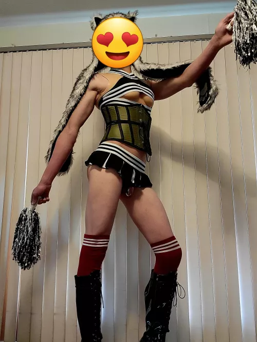 love to dress up in my cage 😜