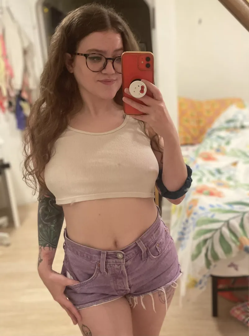 Love when my Levi shorts loosen up around the waist after a day of wear :)