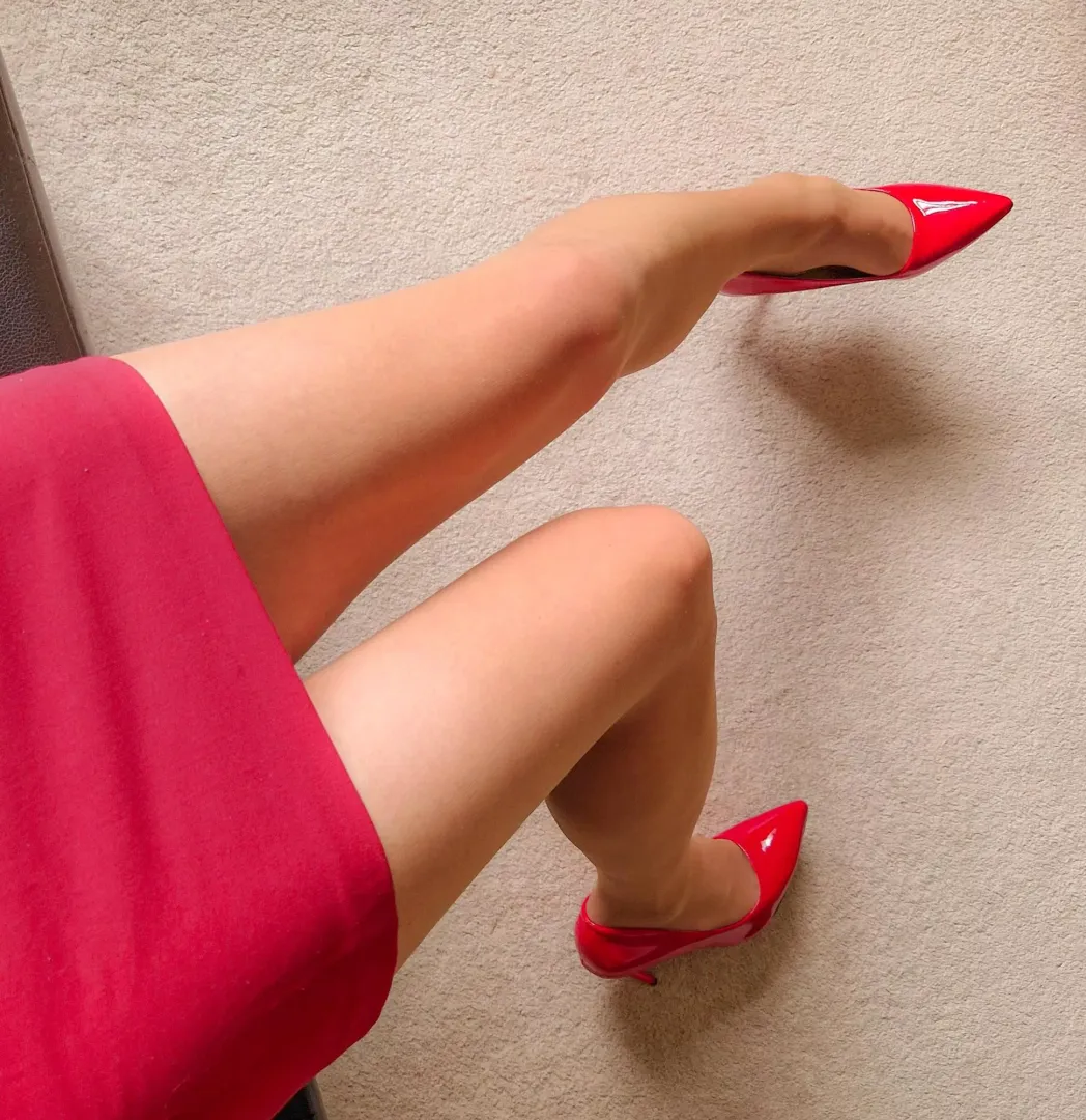 Loving the feeling of these tights on my freshly shaved legs 🥰