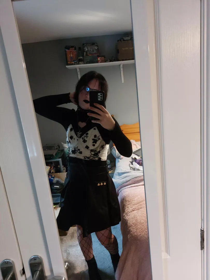 Loving the new gothic look :3