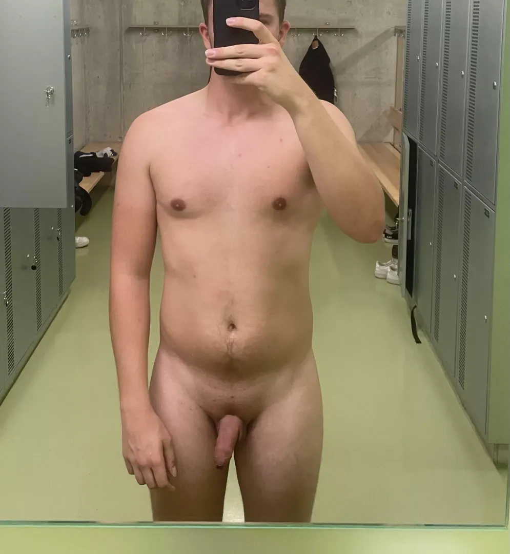 [M] 20, 84kg, 1.87m. Post gym selfie. I'm hoping to see some progress through the winter