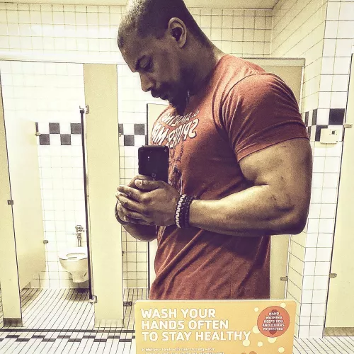 (M) I'm new to posting pics..I have so little pics of myself because of being a shy person, but recently some people told me I was there inspiration at my local gym and I should post myself..so here it goes🤷‍♂️