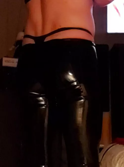 [M] Kinky surprise for my girlfriend. Low waist latex leggings and a thong whaletail.