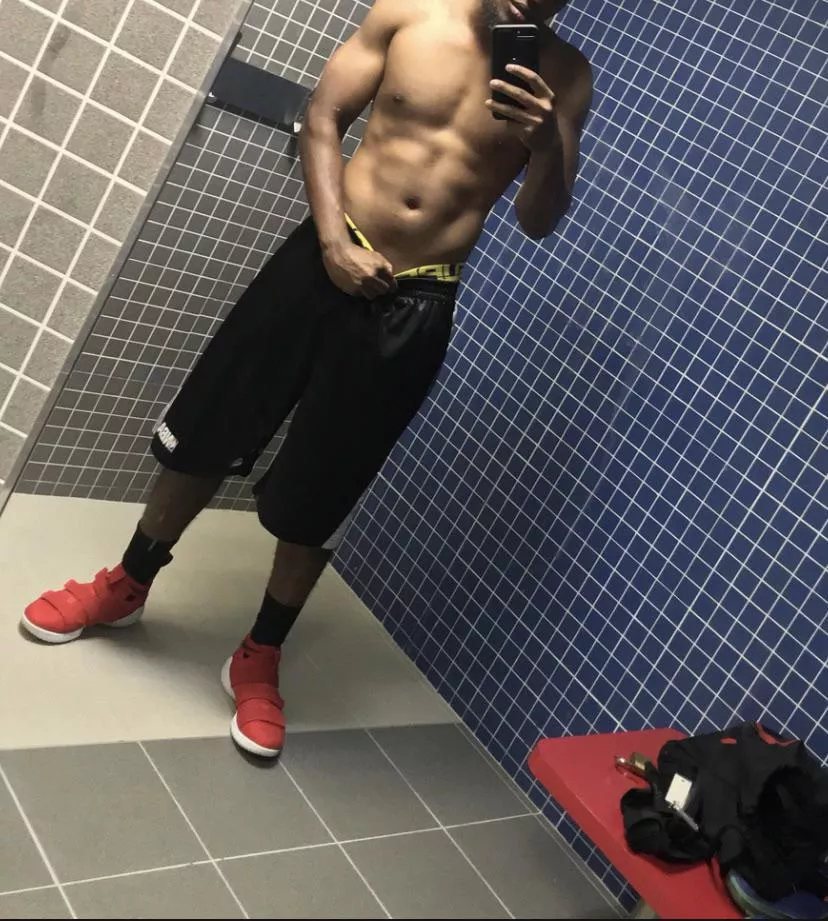 [M] let me be your spotter on the squat rack so I can smell that sweaty ass every time you go down 😈