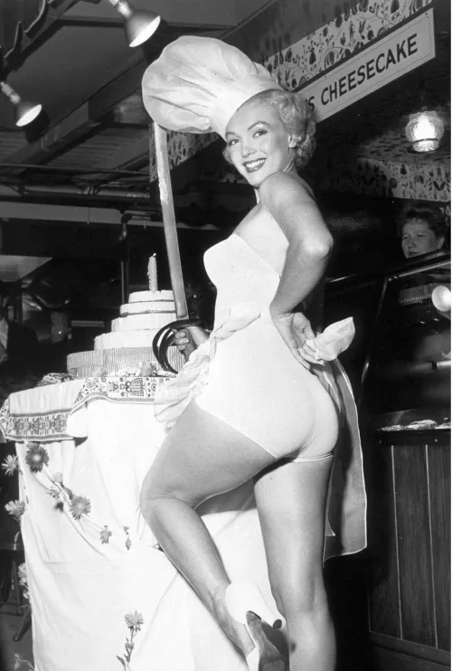 Marilyn Monroe looks good enough to eat (50s/60s)
