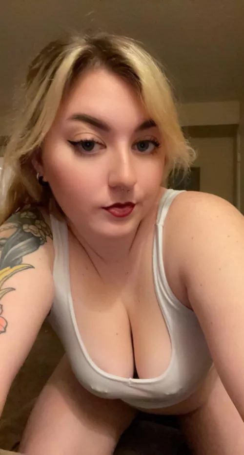 Me & a slutty gf are looking for another girl to have fun with tonight.. 👀