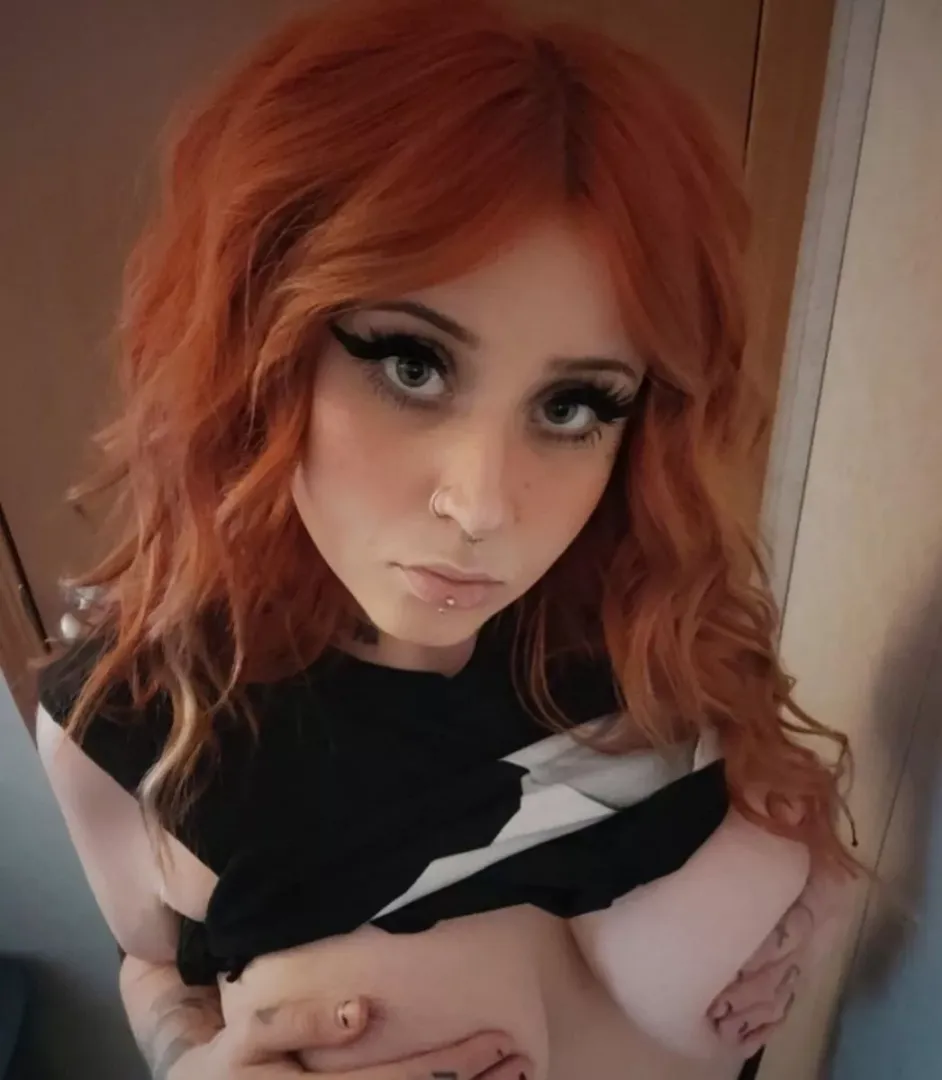 me again 🖤👅