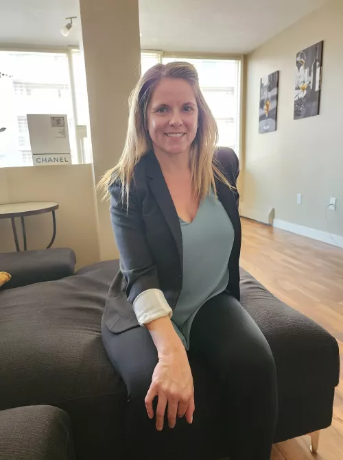 me (f) dressed in professional attire