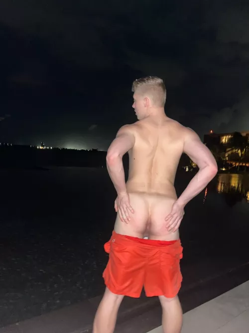 Meet me at the pool, my girlfriends sleeping so I think I can sneak out