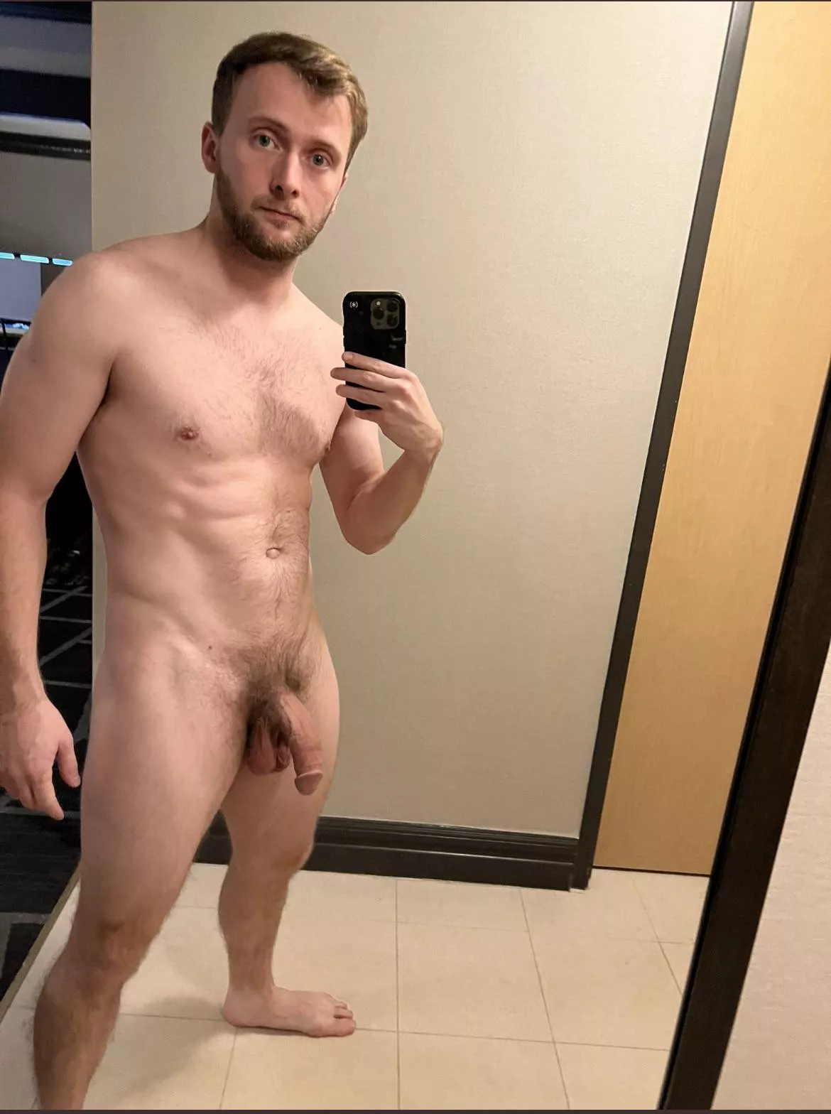 Meet me in my hotel room for some after work blowjobs 😌