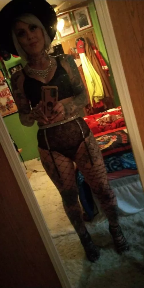 Meet the tatted MILF nextdoor 😈💋