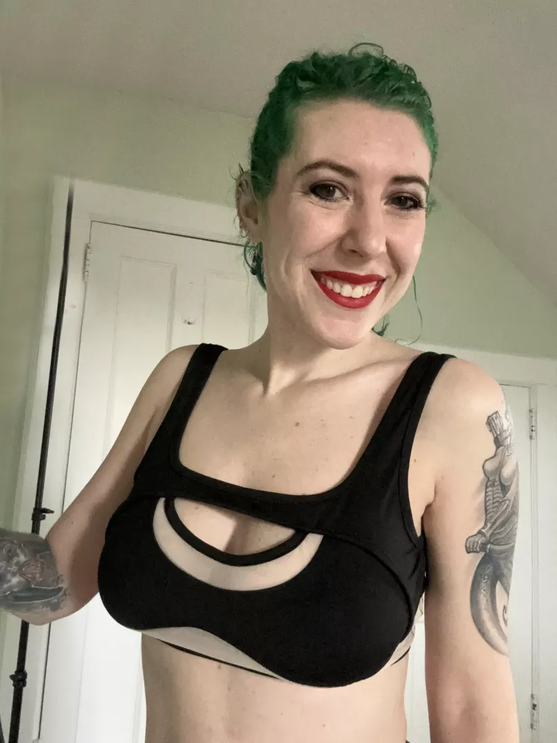 Mesh smiles with red lips