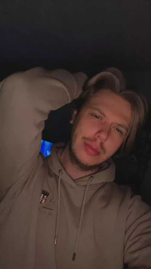 Messy hair,can’t sleep and even can’t play… so come and let chat :3