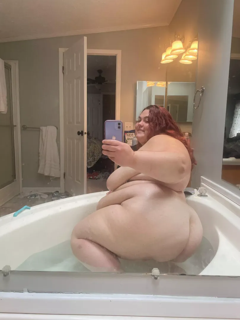 Messy room and mirror but I bet you’d still fuck me.