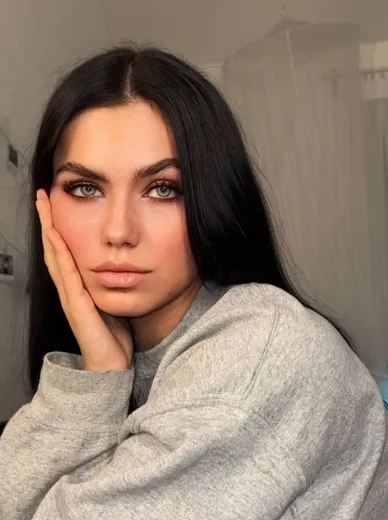 Mia (@MiaParkerr)