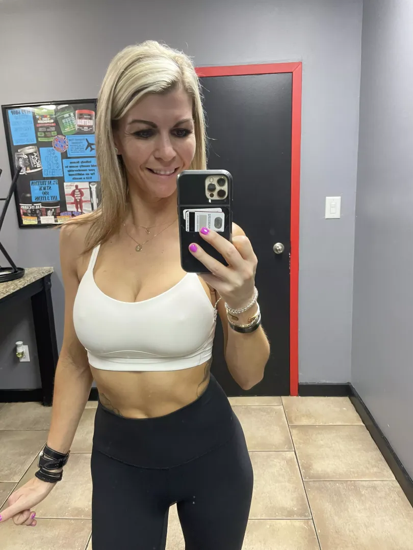 Might be a 39 year old mom but I understood the assignment on chest day!