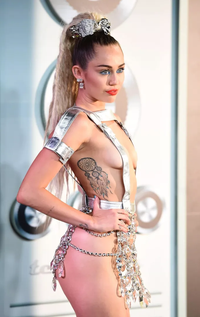 Miley Cyrus never fails to make me throb