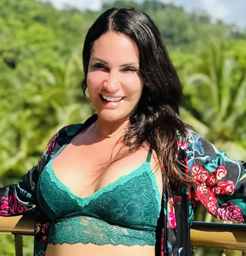 Milf in paradise. (45f)