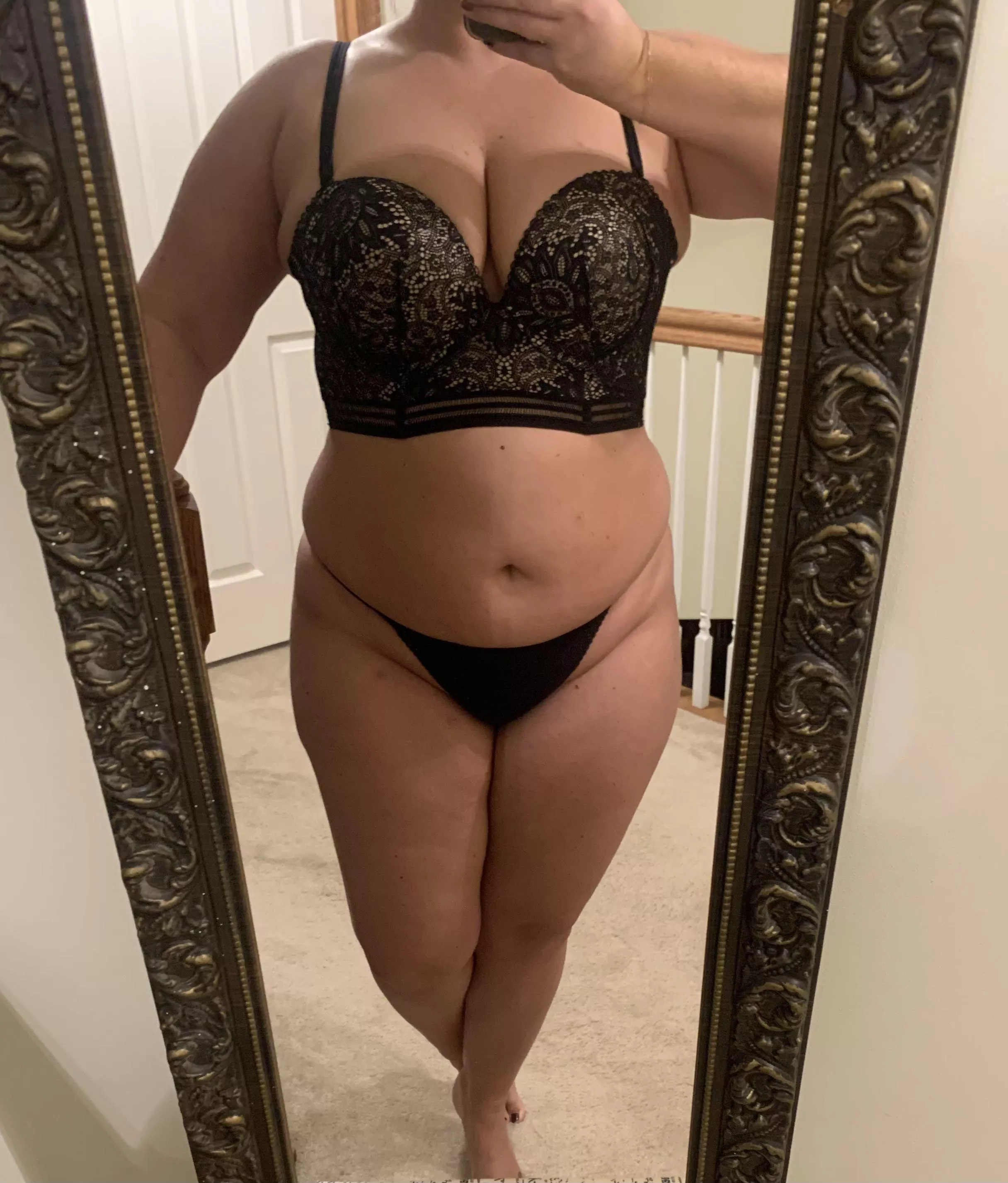 MILF so old I still take mirror selfies