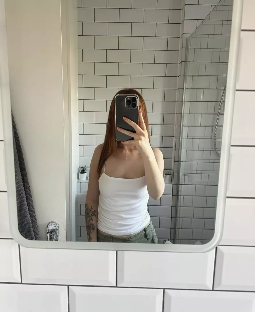 Mirror selfie (F) 